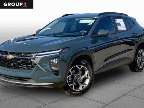 Used 2026 Chevrolet Trax LT w/ Sunroof Package FWD image 1