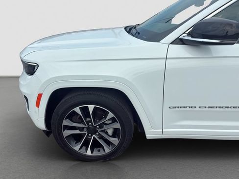 Used 2022 Jeep Grand Cherokee Overland w/ Luxury Tech Group IV AWD/4WD image 10