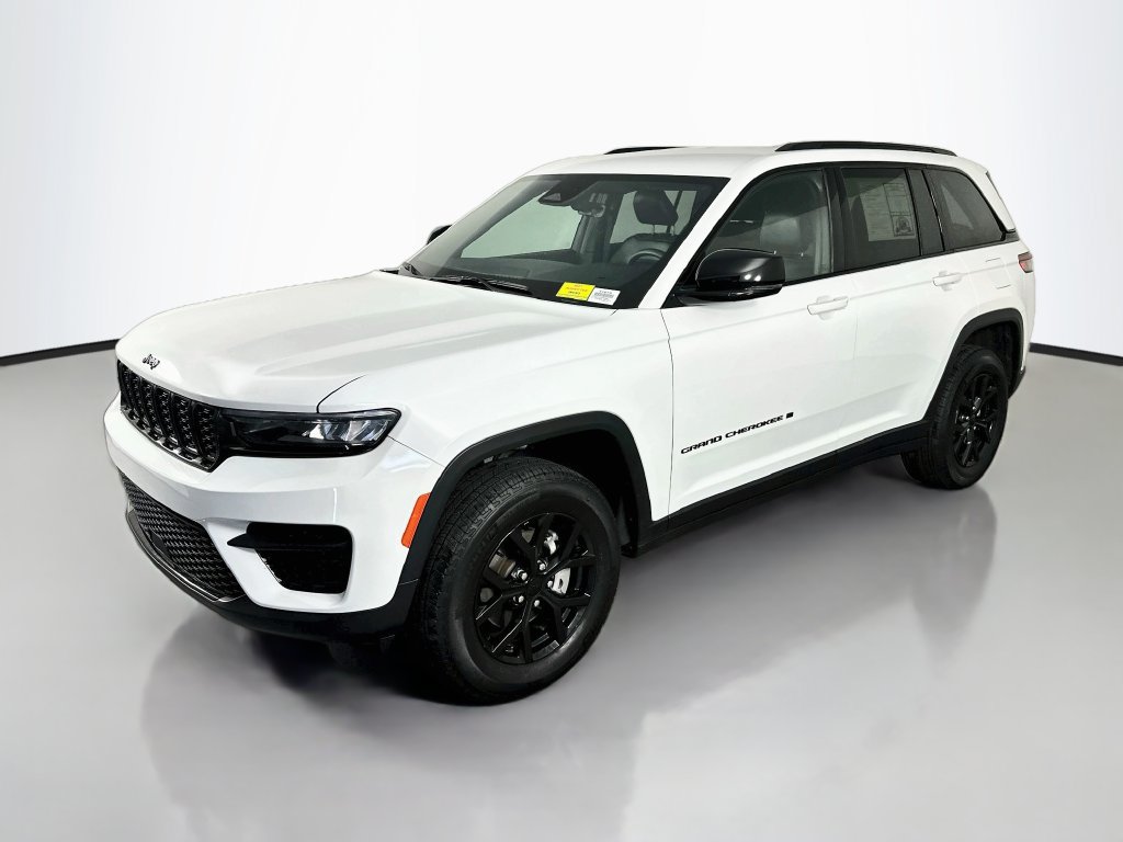 Used 2025 Jeep Grand Cherokee Altitude AWD/4WD image 3