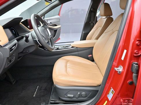 Used 2021 Hyundai Sonata Limited w/ Preferred Accessory Package FWD image 13