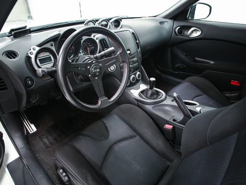 Used 2011 Nissan 370Z Coupe image 17