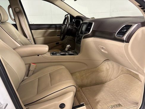 Used 2017 Jeep Grand Cherokee Overland w/ Jeep Active Safety Group image 14