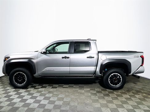 Certified 2025 Toyota Tacoma TRD Off-Road image 5