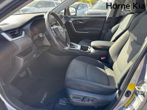 Used 2021 Toyota RAV4 XLE w/ Convenience Package image 10