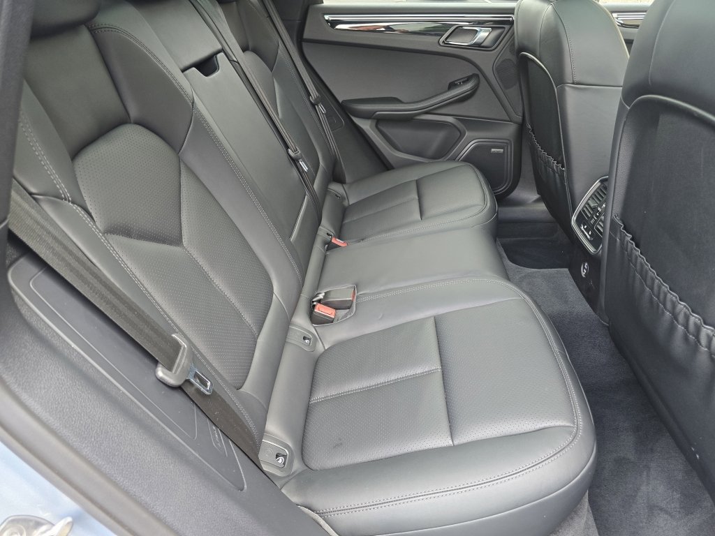 Certified 2024 Porsche Macan AWD/4WD image 38