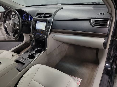 Used 2017 Toyota Camry XLE w/ Moonroof Package FWD image 32