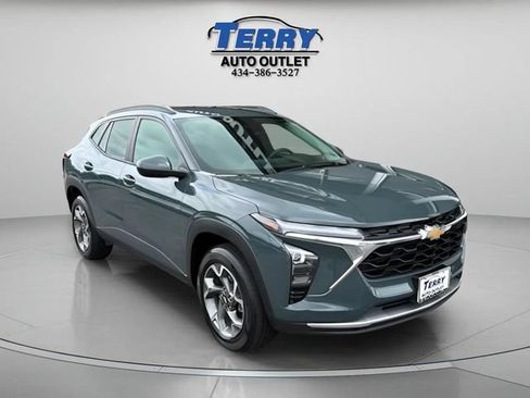 Used 2025 Chevrolet Trax LT FWD image 2