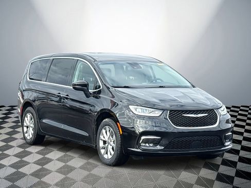Used 2023 Chrysler Pacifica Touring-L AWD/4WD image 2