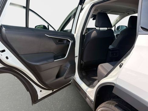 Used 2022 Toyota RAV4 LE FWD image 13