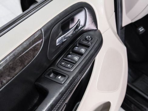 Used 2018 Dodge Grand Caravan SE w/ UConnect Hands-Free Group FWD image 37