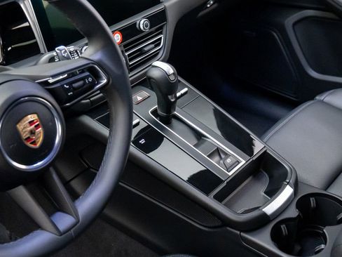 Certified 2025 Porsche Macan image 13