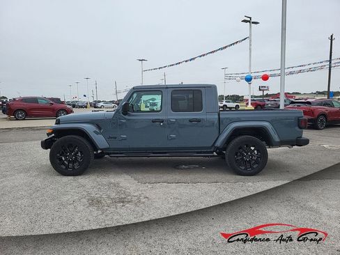 Used 2025 Jeep Gladiator Sport image 1
