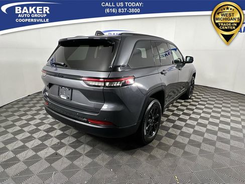 Used 2024 Jeep Grand Cherokee Altitude image 9