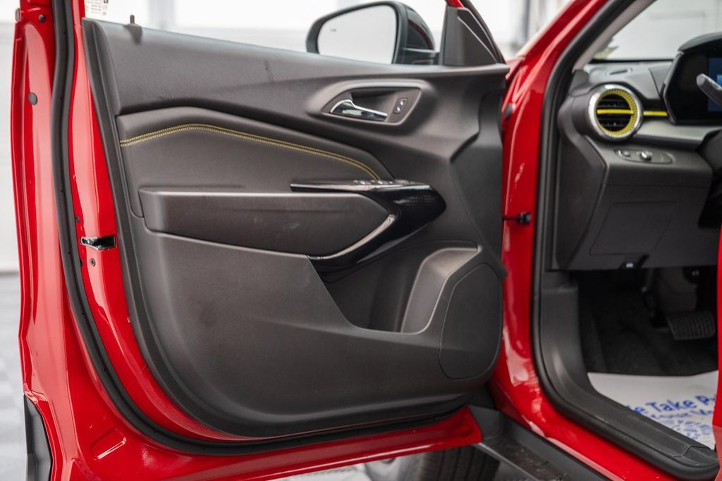 New 2026 Chevrolet Trax LT w/ Sunroof Package FWD image 34