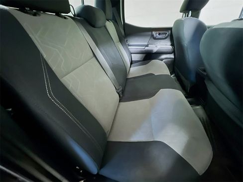 Certified 2022 Toyota Tacoma TRD Off-Road image 24