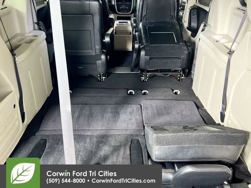 Used 2016 Chrysler Town & Country Touring w/ Driver Convenience Group image 14