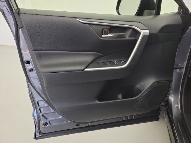 Used 2019 Toyota RAV4 XLE FWD image 21