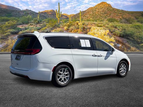Used 2022 Chrysler Pacifica Touring-L image 4