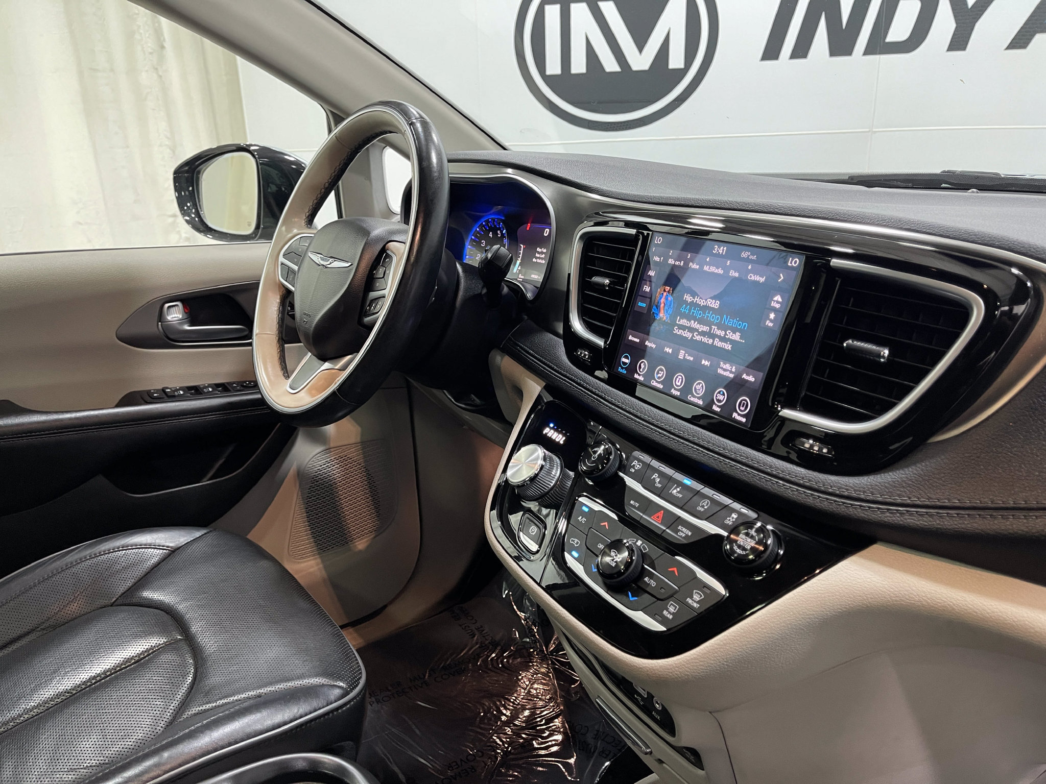 Used 2018 Chrysler Pacifica Limited w/ Tire & Wheel Group FWD image 21