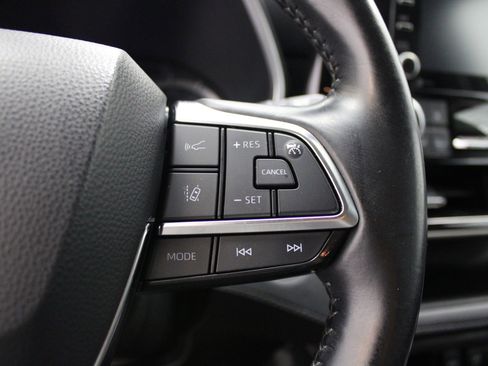 Used 2021 Toyota Highlander XLE FWD image 40