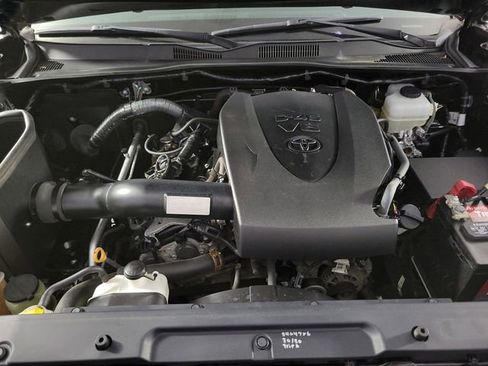 Used 2017 Toyota Tacoma TRD Off-Road AWD/4WD image 14