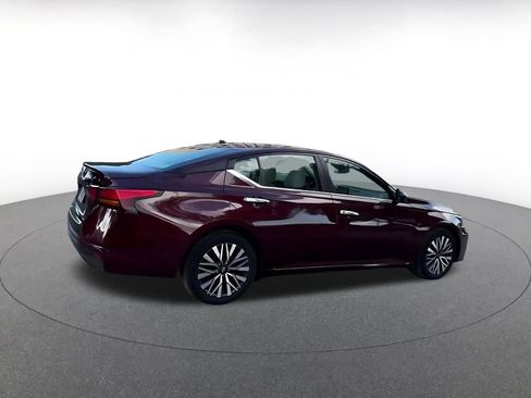 Used 2025 Nissan Altima 2.5 SV FWD image 12