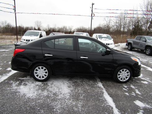 Used 2019 Nissan Versa SV image 8