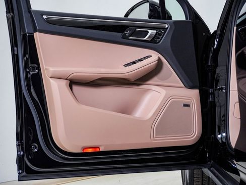 Certified 2025 Porsche Macan image 25