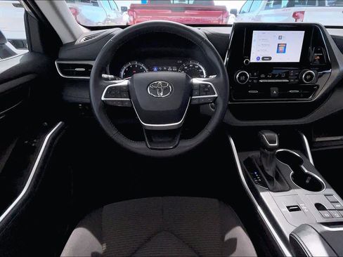 Used 2025 Toyota Highlander LE image 6