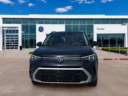 Used 2025 Volkswagen Taos SEL AWD/4WD image 2