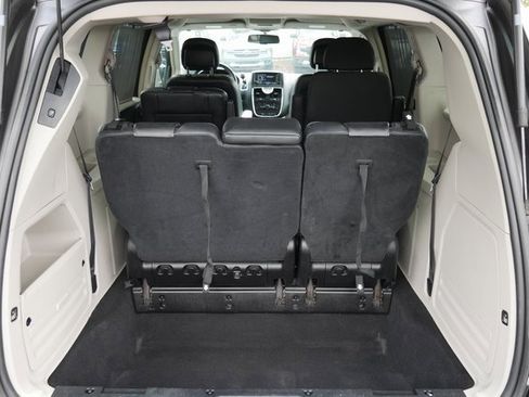 Used 2015 Chrysler Town & Country Touring image 9