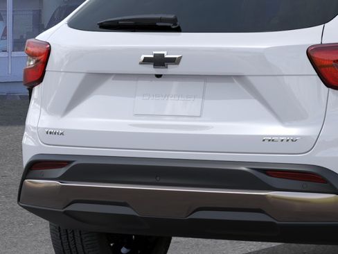 New 2026 Chevrolet Trax ACTIV w/ Sunroof Package FWD image 16