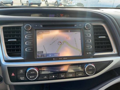 Used 2018 Toyota Highlander XLE image 28