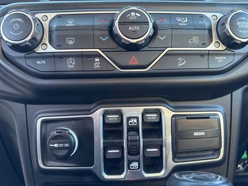 Used 2018 Jeep Wrangler Unlimited Sahara image 19