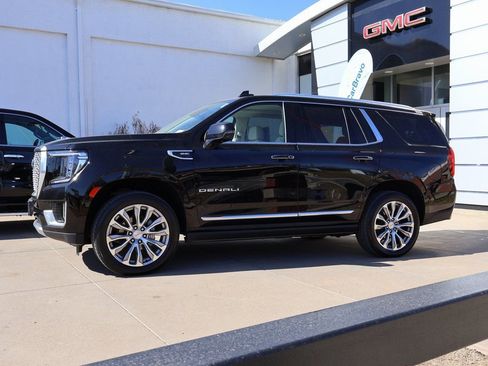 Used 2021 GMC Yukon Denali w/ Denali Premium Package image 4