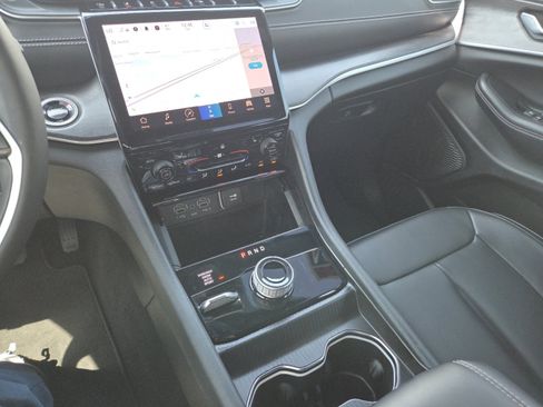 Used 2024 Jeep Grand Cherokee Limited w/ Black Appearance Package image 31