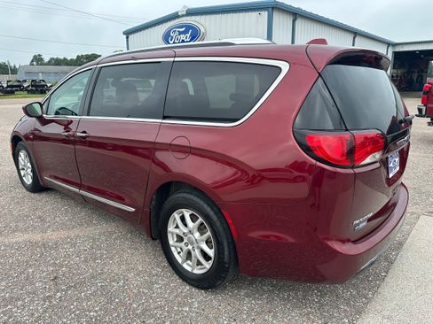 Used 2020 Chrysler Pacifica Touring-L FWD image 4
