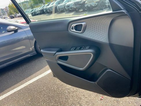 Used 2020 Kia Soul S FWD image 19