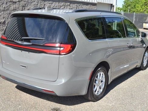 Used 2022 Chrysler Pacifica Touring-L FWD image 8