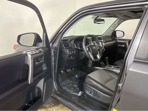 Used 2017 Toyota 4Runner SR5 Premium image 2