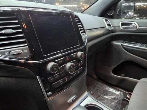 Used 2019 Jeep Grand Cherokee Laredo w/ 18" Wheel & 8.4" Radio Group image 18