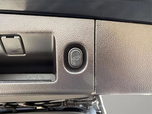 Used 2018 Cadillac Escalade Platinum image 31