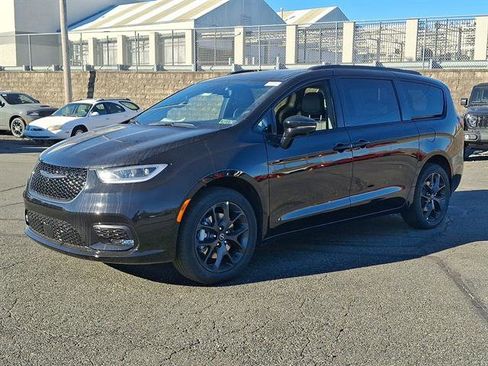 New 2026 Chrysler Pacifica Limited w/ S Appearance Package image 2