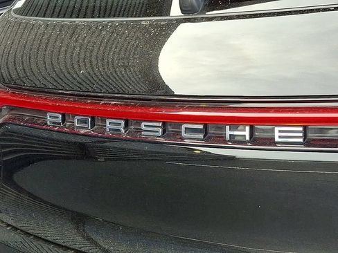 Certified 2021 Porsche Macan AWD/4WD image 33