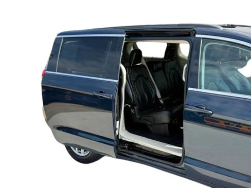 Used 2022 Chrysler Pacifica Touring-L w/ Uconnect Theater Family Group FWD image 19