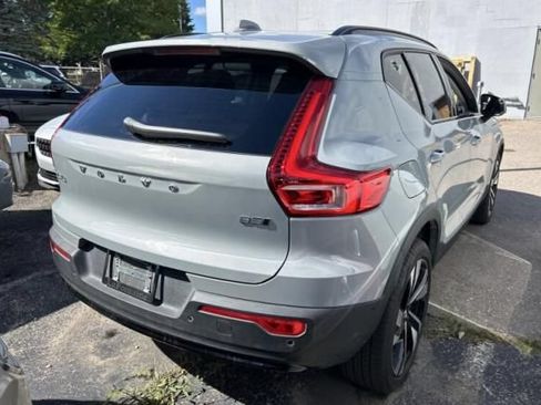 Used 2025 Volvo XC40 B5 Core AWD/4WD image 2
