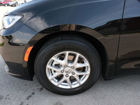 Used 2024 Chrysler Pacifica Touring-L FWD image 13