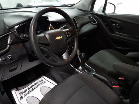 Used 2021 Chevrolet Trax LS FWD image 8