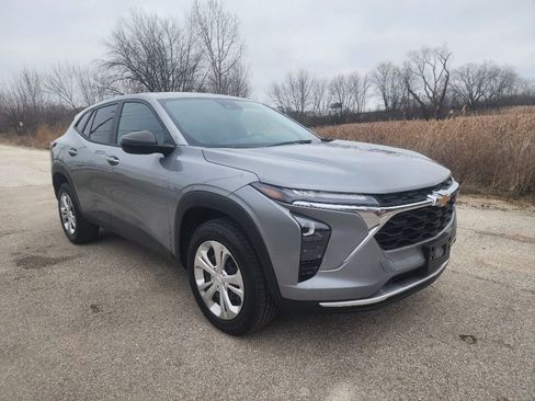 Used 2024 Chevrolet Trax LS image 3