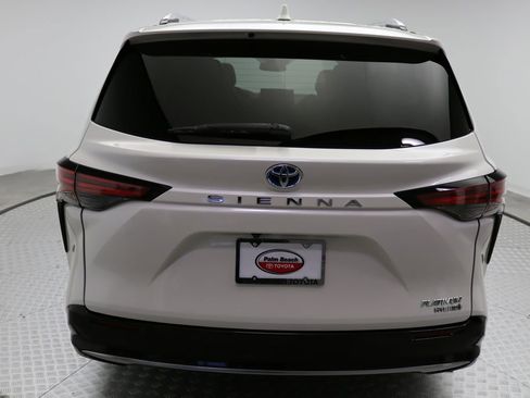Certified 2021 Toyota Sienna Platinum image 10